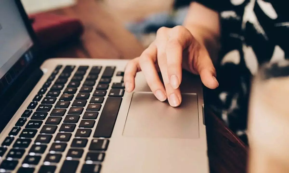 gunakan tiga jari pada touchpad untuk berbagai aktivitas gunakan tiga jari pada touchpad untuk berbagai aktivitas