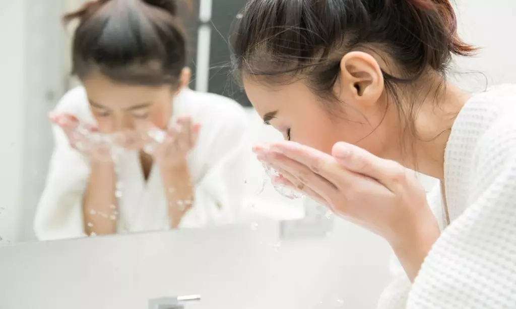 Micellar Water dan Milk Cleanser, Manakah yang Lebih Baik untuk Membersihkan Make Up?