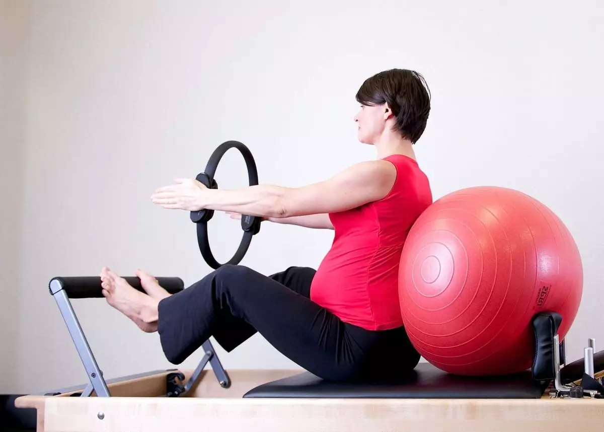 rekomendasi gerakan-gerakan ringan penggunaan gymball untuk ibu hamil