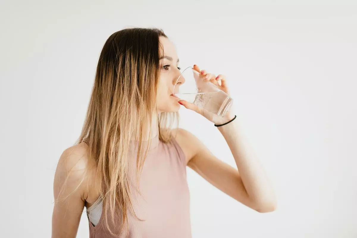 minum cukup air putih untuk mengatasi tenggorokan kering minum cukup air putih untuk mengatasi tenggorokan kering