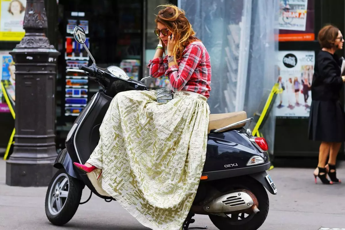 Pilih model maxi skirt sesuai bentuk tubuh Anda