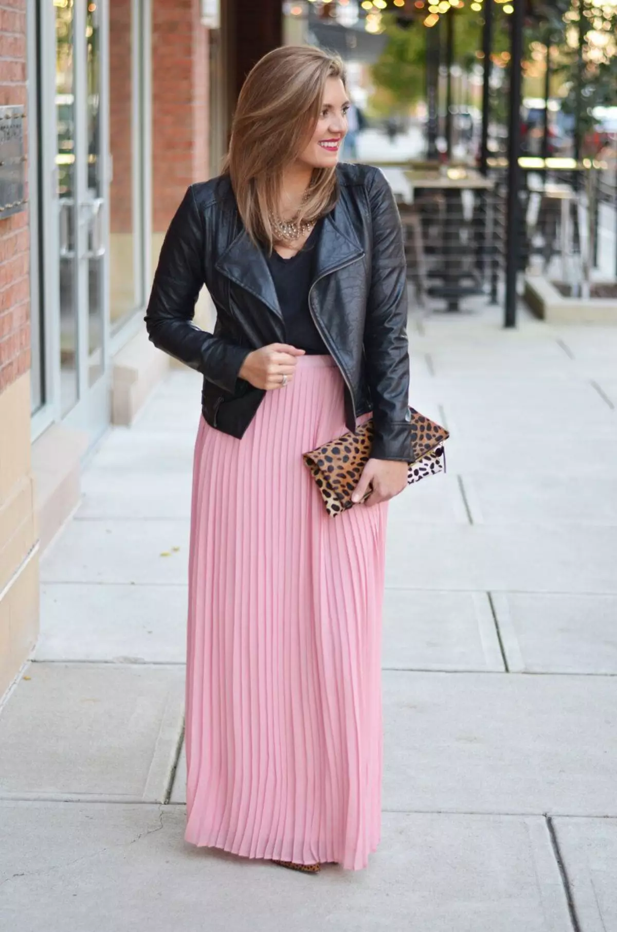 kombinasi maxi skirt dan leather jacket