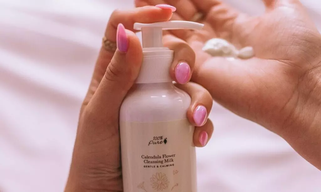 Perbandingan Micellar Water vs Milk Cleanser, Kelebihan dan Kekurangannya