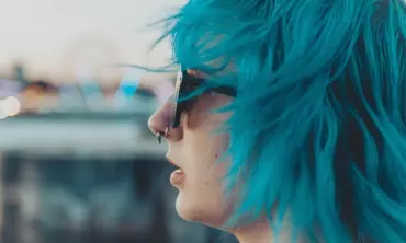 Warna Rambut Icy Blue yang Membuat Tampilan Lebih Cool
