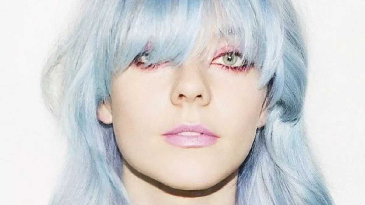 Icy blue hair merupakan warna rambut biru yang tidak terlalu gelap