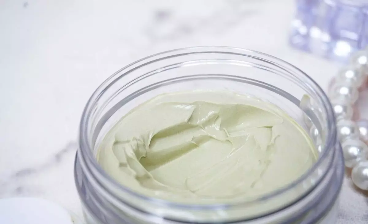 menggunakan-masker-mugwort