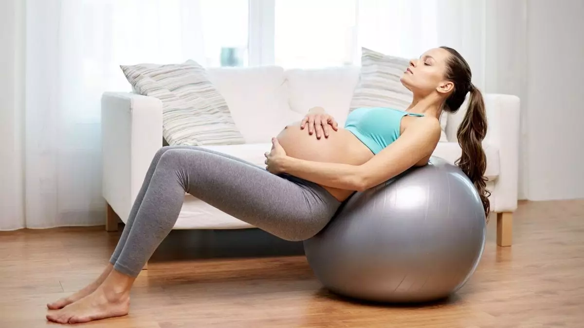 posisi berbaring di atas gymball juga aman untuk ibu hamil
