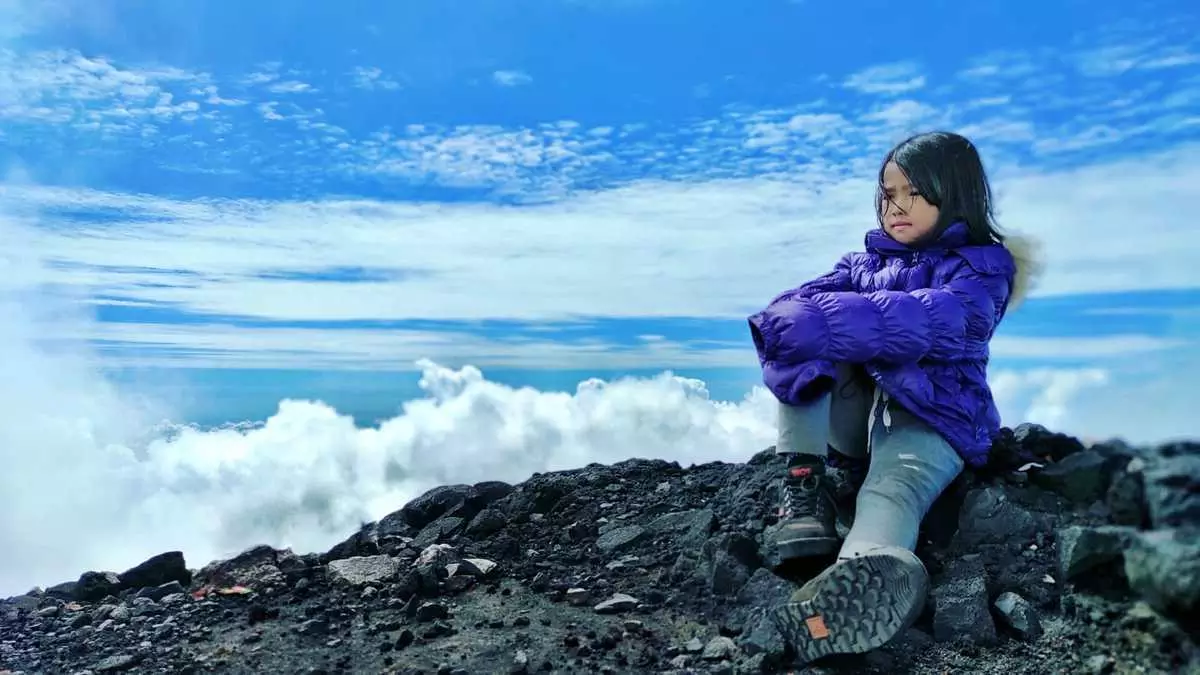 persiapkan secara maksimal kebutuhan anak selama wisata di pergunungan