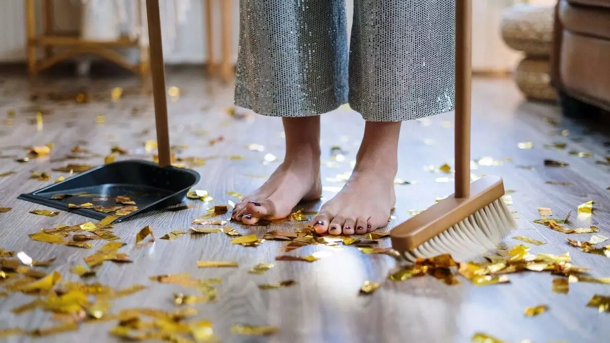 menyapu rumah jadi pekerjaan rumah yang bisa membakar kalori