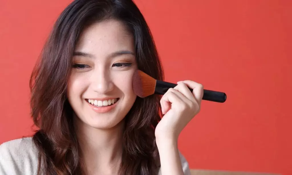 Tips Menggunakan Make Up Bagi Kulit Berminyak Agar Bebas Kilap