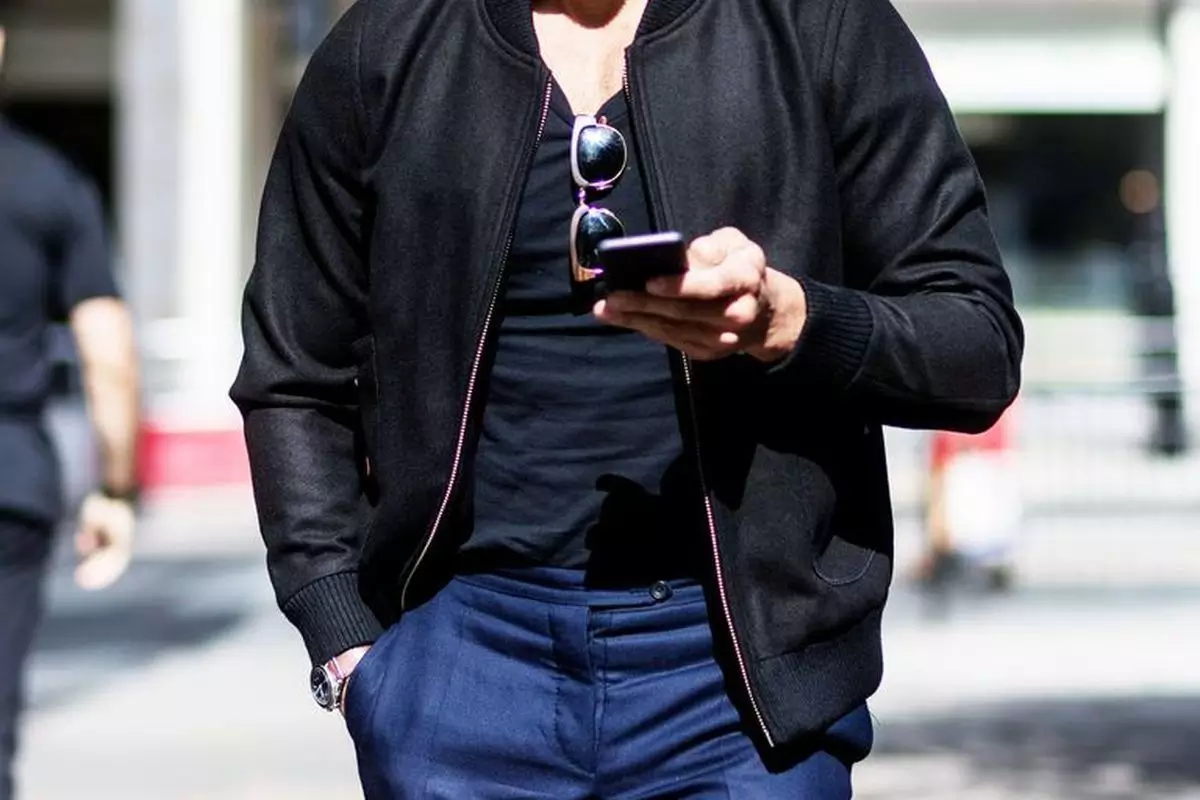 pilih outfit berwarna gelap pilih outfit berwarna gelap untuk menyamarkan perut buncit