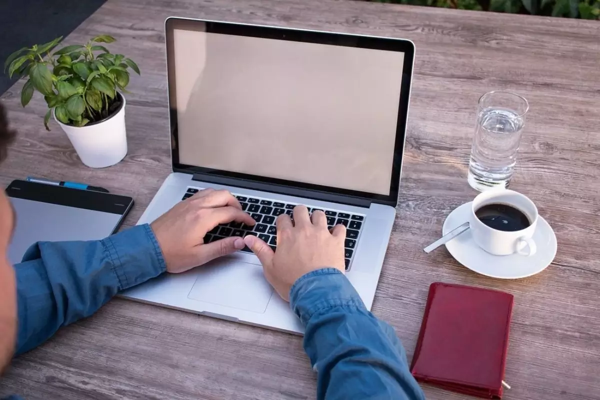 membersihkan-layar-laptop membersihkan-layar-laptop