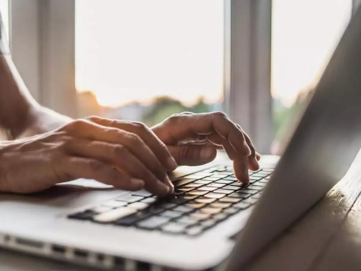 layar-laptop-bersh layar-laptop-bersh