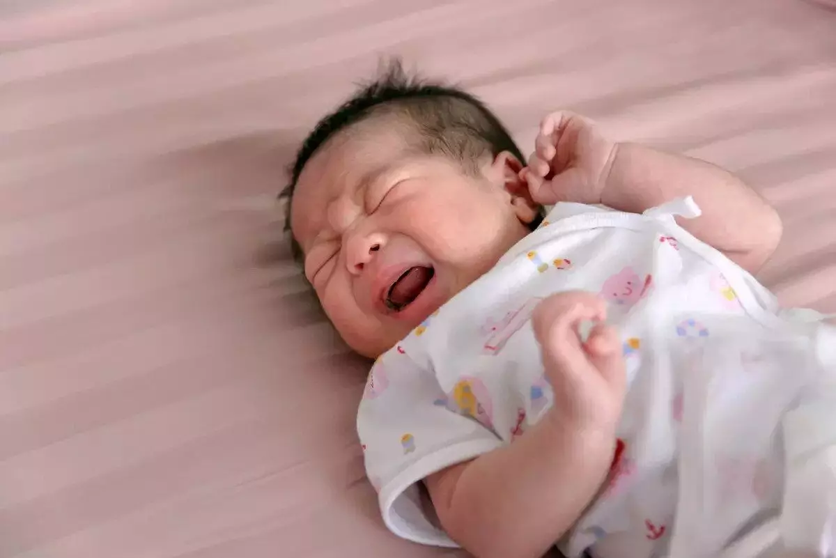 Mudah rewel menjadi salah satu ciri bayi growth spurt Mudah rewel menjadi salah satu ciri bayi growth spurt