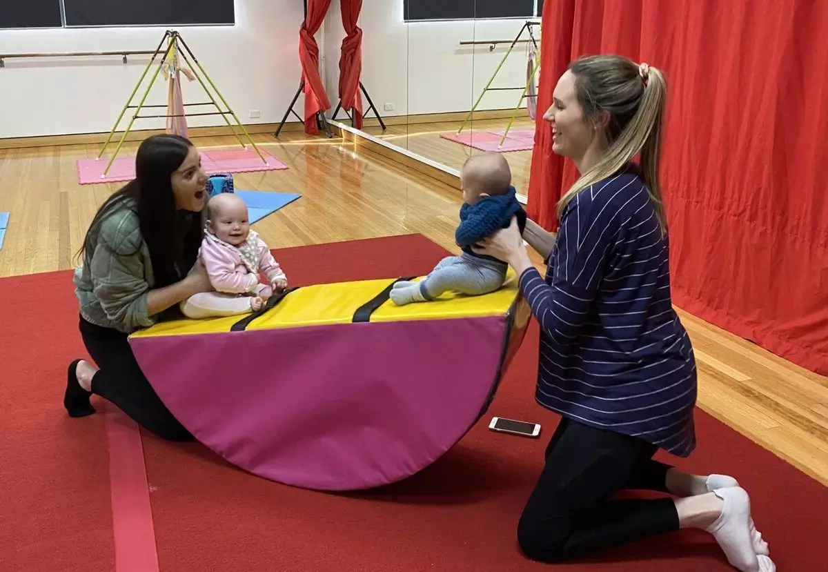 lakukan kegiatan baby gym dengan keceriaan lakukan kegiatan baby gym dengan keceriaan