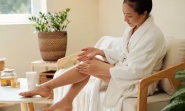 Perbedaan Body Lotion dan Body Serum, Manakah yang Lebih Baik untuk Menutrisi Kulit?