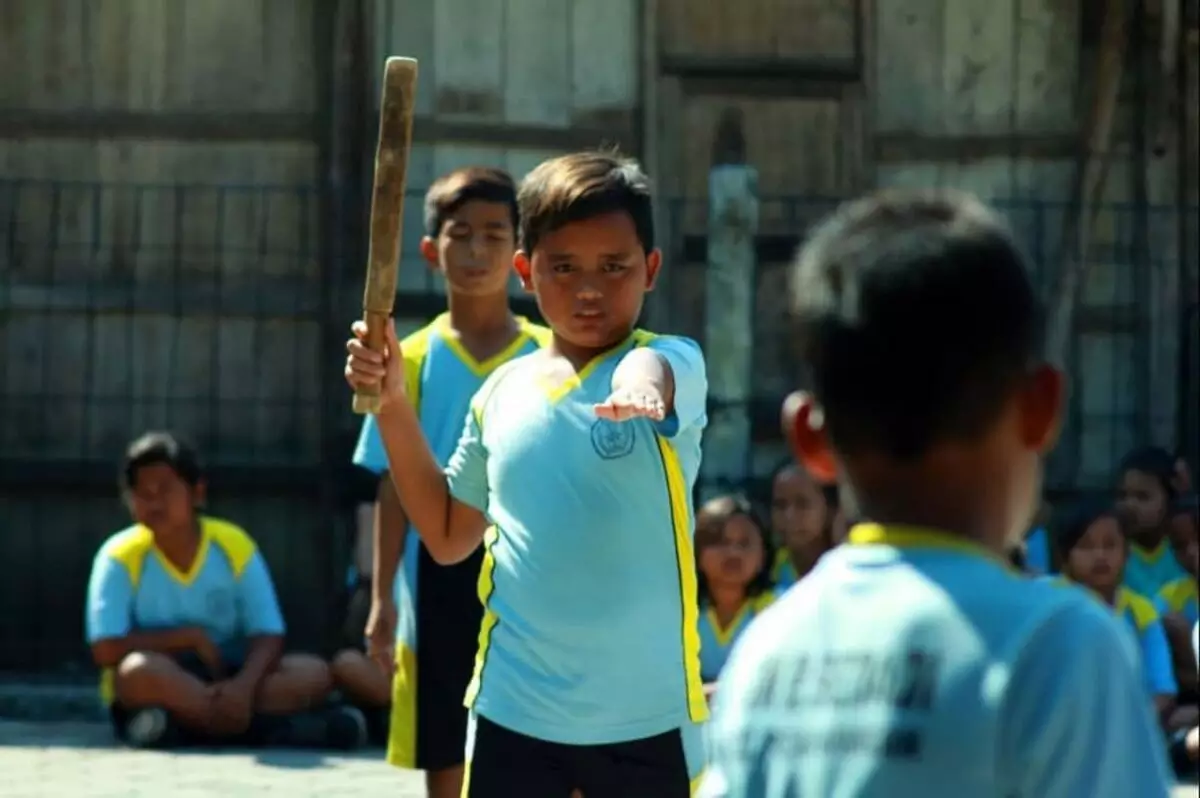 Teknik memukul dan melempar bola menjadi keseruan olahraga kasti Teknik memukul dan melempar bola menjadi keseruan olahraga kasti