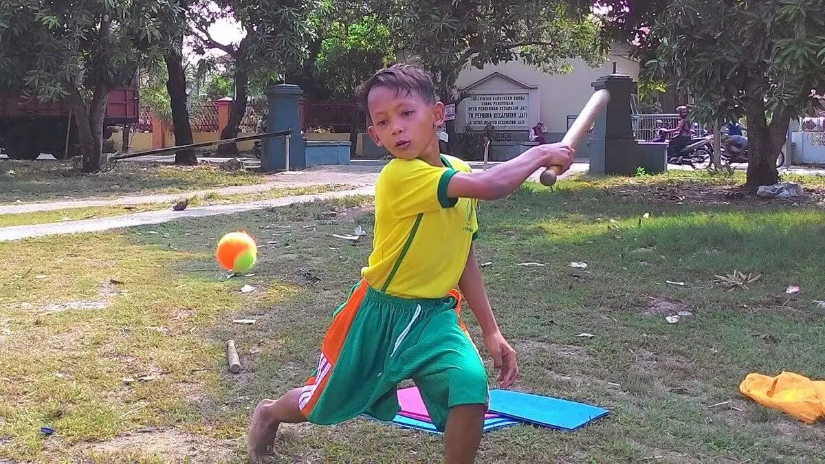 Olahraga kasti merupakan olahraga tradisional yang kini jarang dimainkan Olahraga kasti merupakan olahraga tradisional yang kini jarang dimainkan