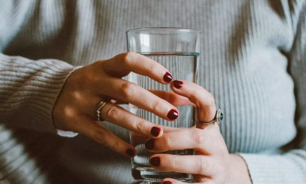 7 Manfaat Minum Air Putih Secara Rutin Saat Malam Hari