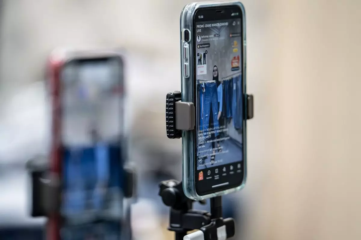 TikTok Shop termasuk dalam kategori social commerce TikTok Shop termasuk dalam kategori social commerce