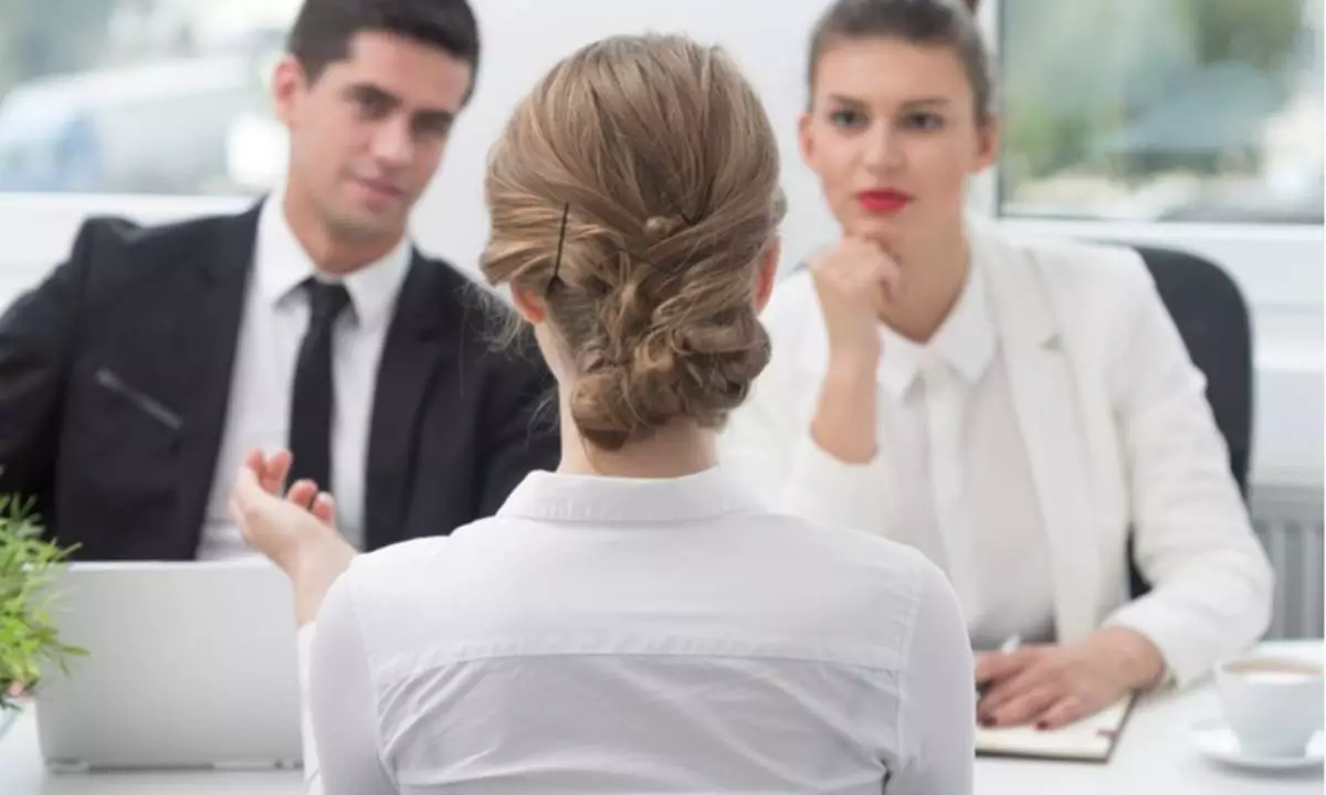 Tetaplah bersikap profesional dalam menjawab pertanyaan wawancara kerja