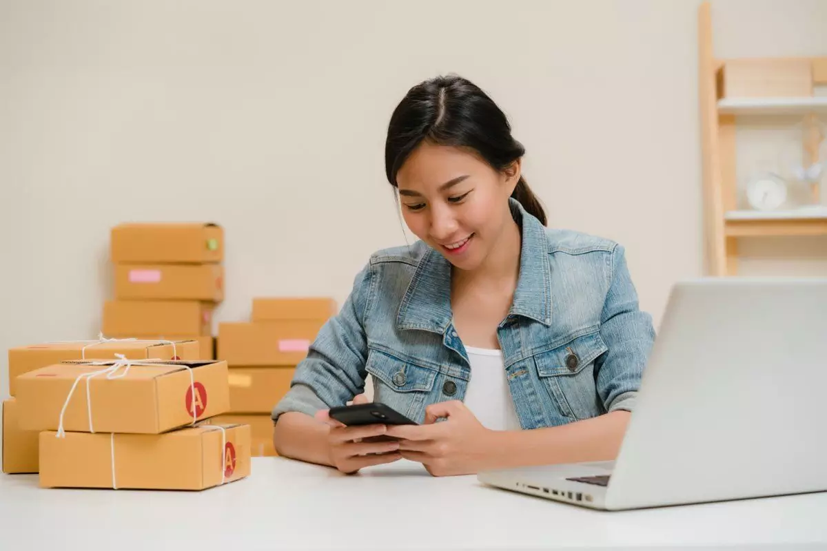 Banyak platform yang menawarkan kemudahan transaksi jual-beli secara online