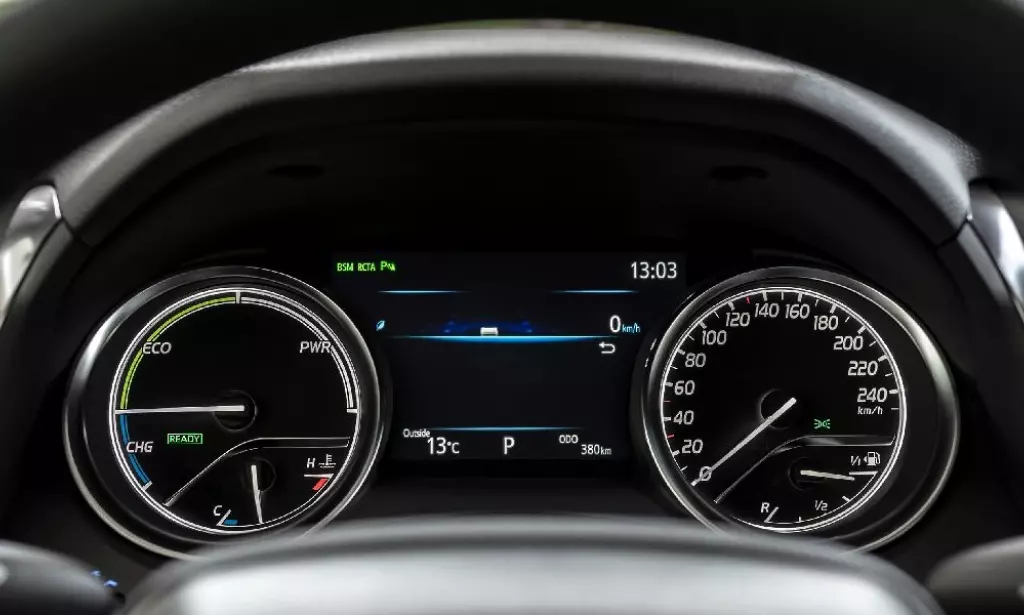 Cara Membersihkan Kaca Speedometer Mobil yang Benar