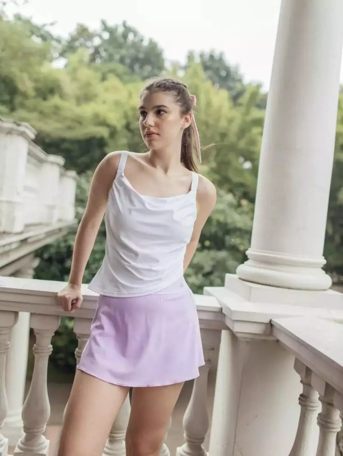 gunakan tank top yang dipadukan dengan rok mini gunakan tank top yang dipadukan dengan rok mini