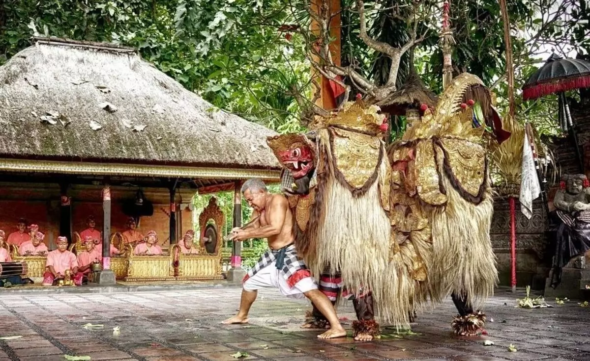 Desa Batu Bulan, Bali