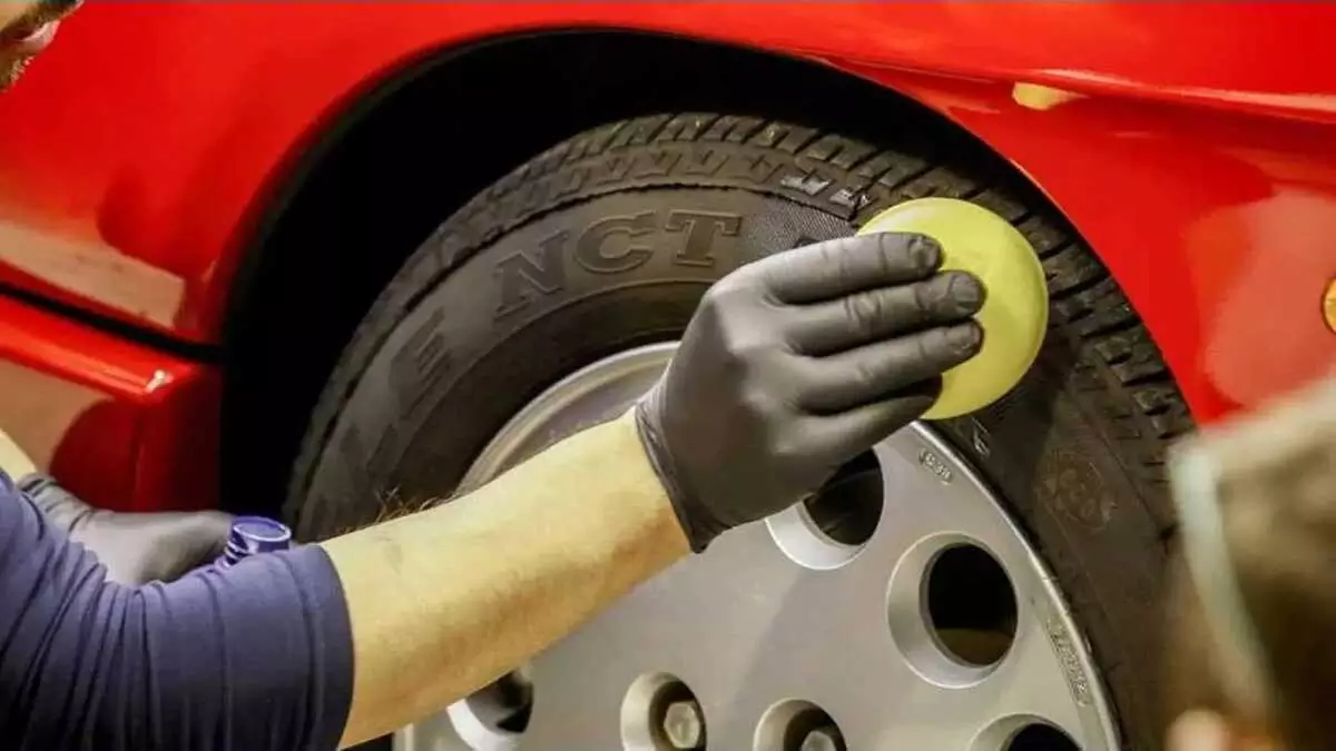 Selalu periksa kondisi dan tekanan ban Selalu periksa kondisi dan tekanan ban