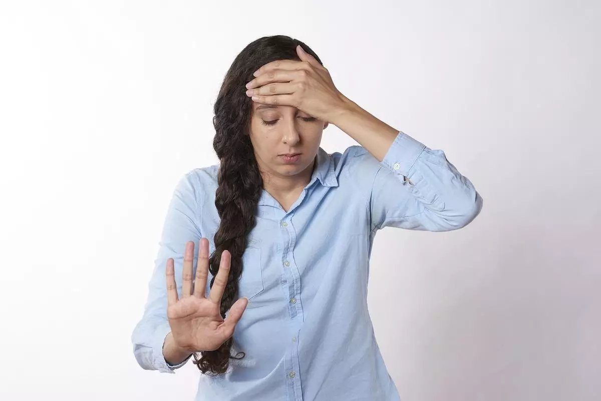 sakit kepala juga bisa disertai dengan gejala neurologis