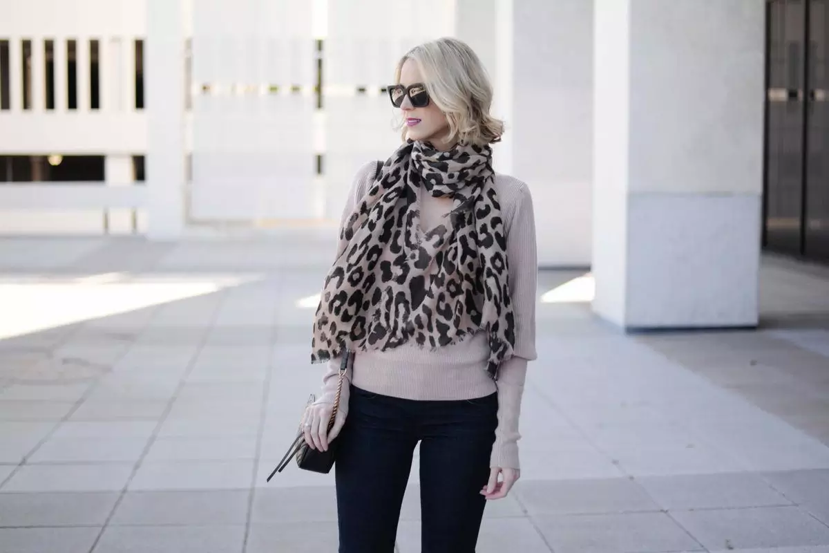 Leopard Print Scarf dengan Outfit Polos Leopard Print Scarf dengan Outfit Polos