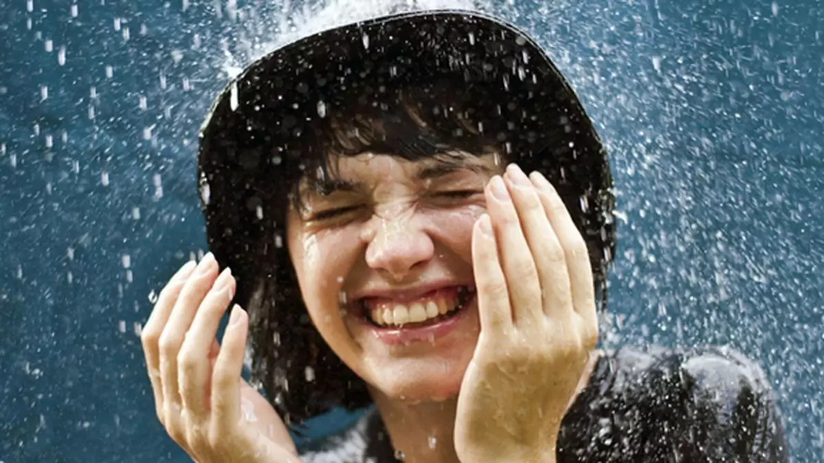 Hujan Pertama Membuat Kulit Menjadi Putih Hujan Pertama Membuat Kulit Menjadi Putih