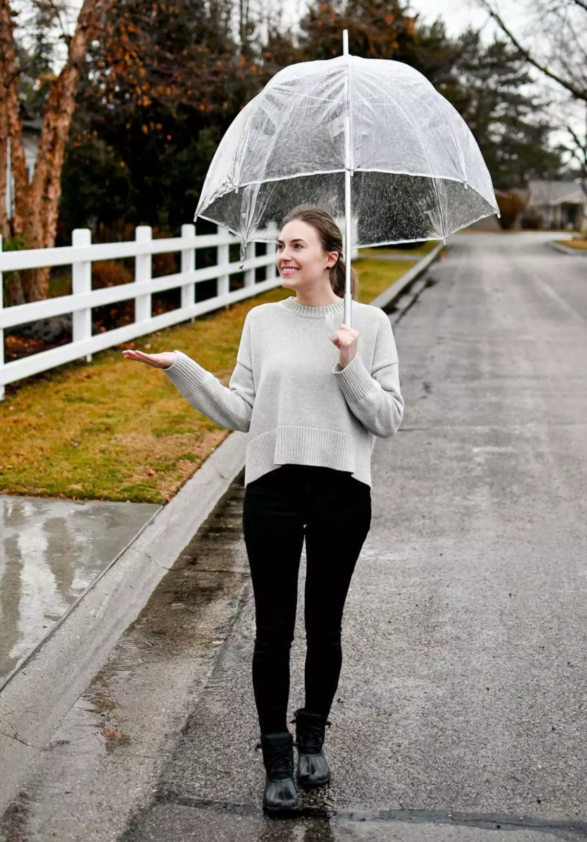 Kombinasikan sweater tipis dengan outfit atau aksesoris musim hujan lainnya