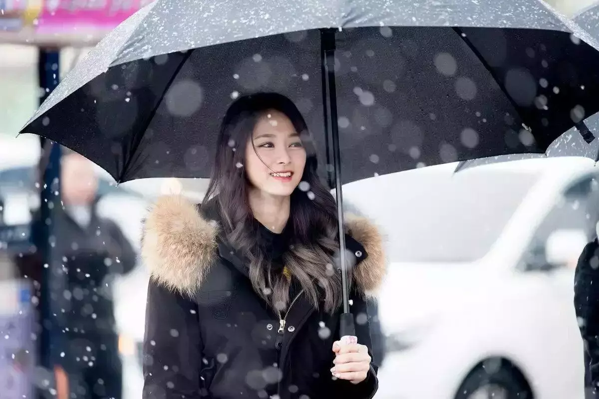 Pilih outfit dengan warna-warna khas musim hujan