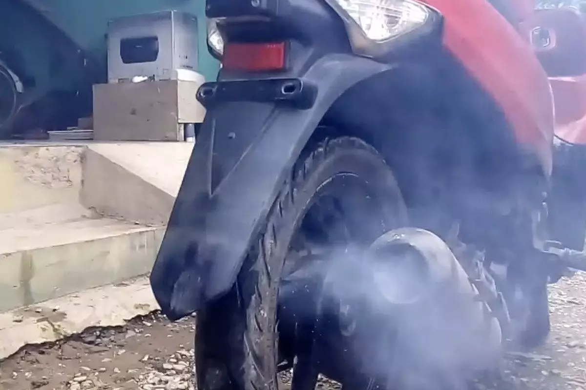 Kenali warna asap pada motor matic dan penyebabnya