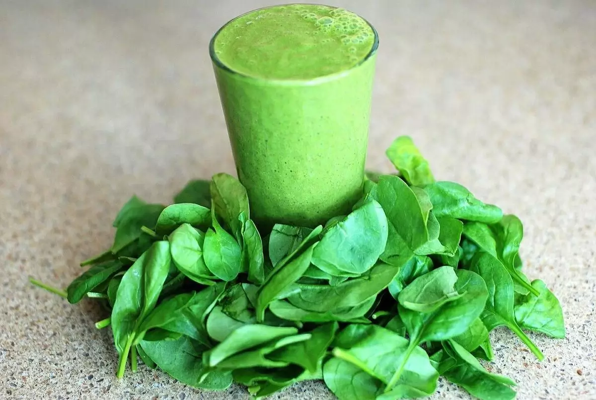 Jus bayam bisa dicampurkan dengan mentimun Jus bayam bisa dicampurkan dengan mentimun