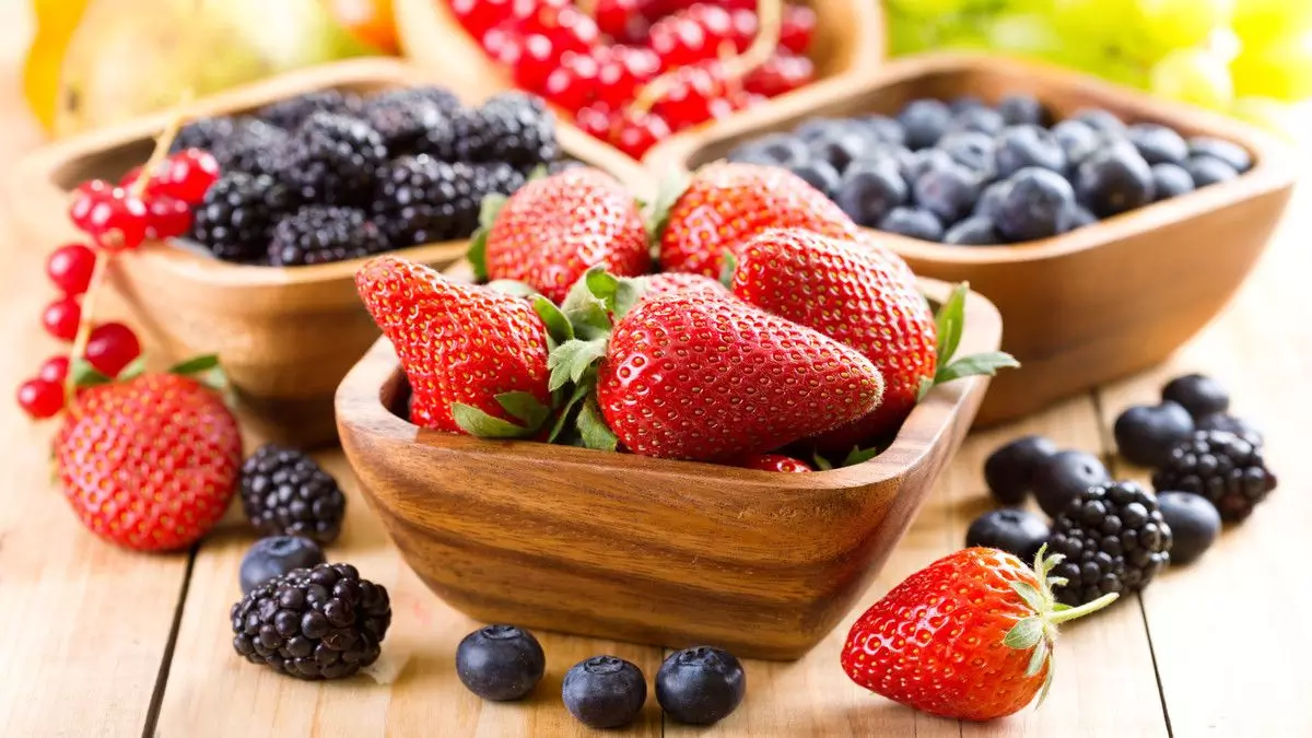 Semua buah berry bisa dicampur menjadi jus untuk mengecilkan perut buncit Semua buah berry bisa dicampur menjadi jus untuk mengecilkan perut buncit