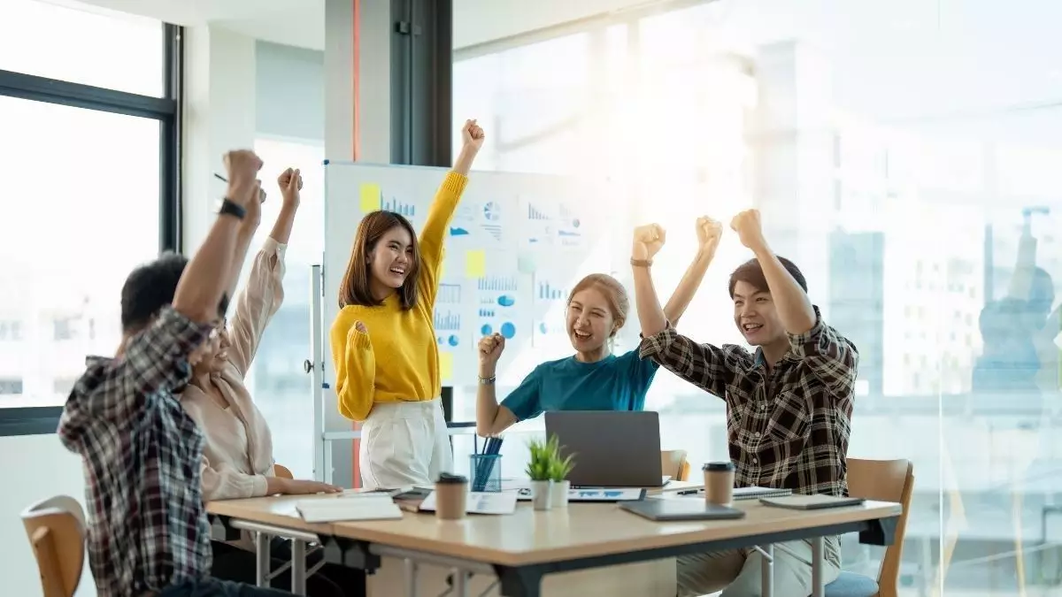 Ekstrovert memiliki kepribadian yang mudah bergaul dengan orang lain Ekstrovert memiliki kepribadian yang mudah bergaul dengan orang lain