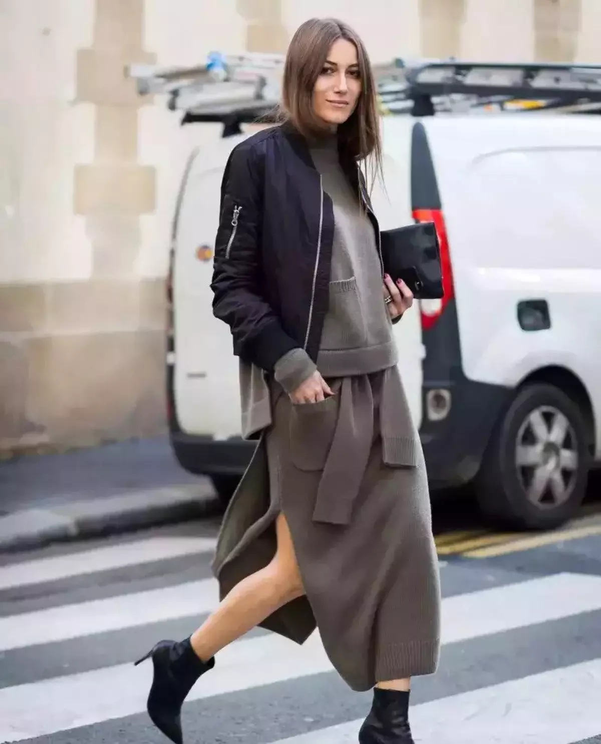 Tampilan Jaket Bomber Monokrom Klasik dan Rok Bisa Menjadi Pilihan