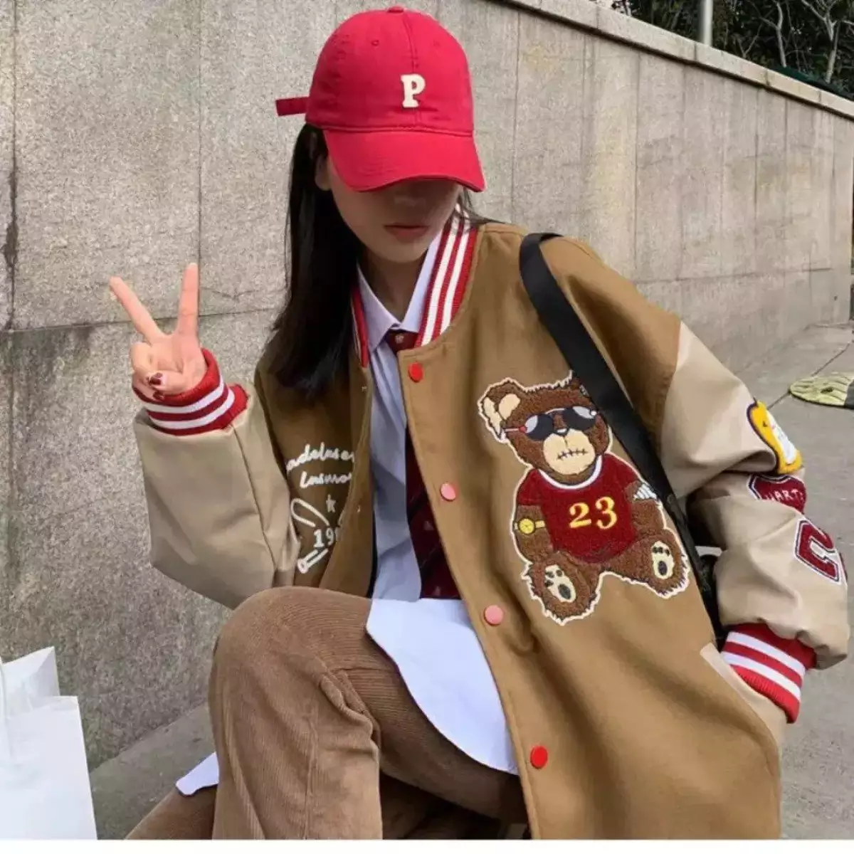 Jaket Bomber dengan Tambahan Aksen Aksesori