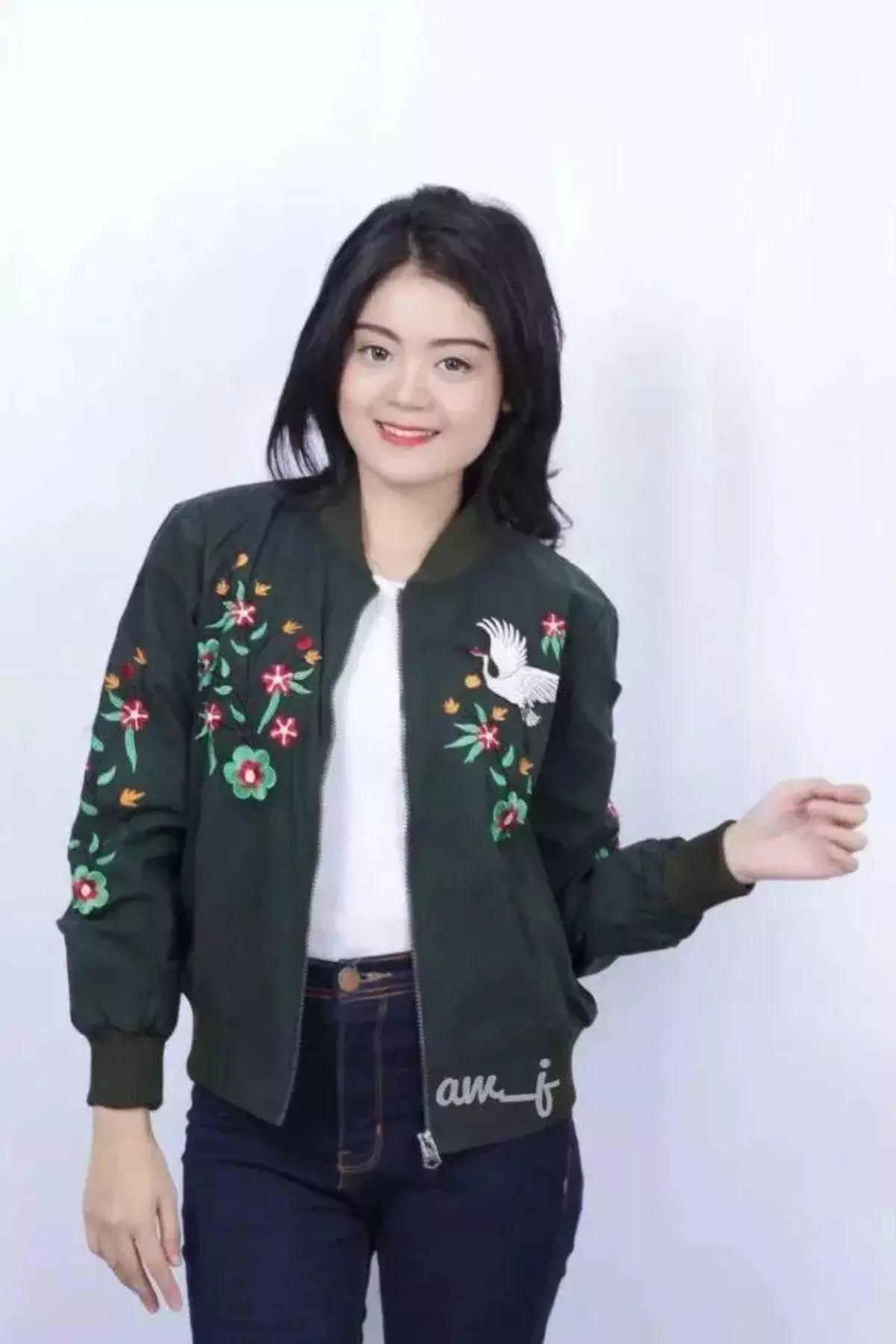 Kombinasikan jaket bomber dengan motif bunga agar terlihat girly
