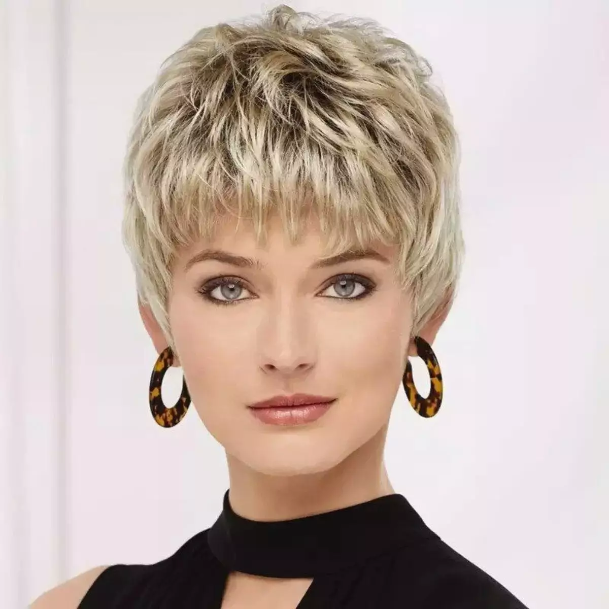 Potongan Rambut Pixie dengan Lapisan Potongan Rambut Pixie dengan Lapisan