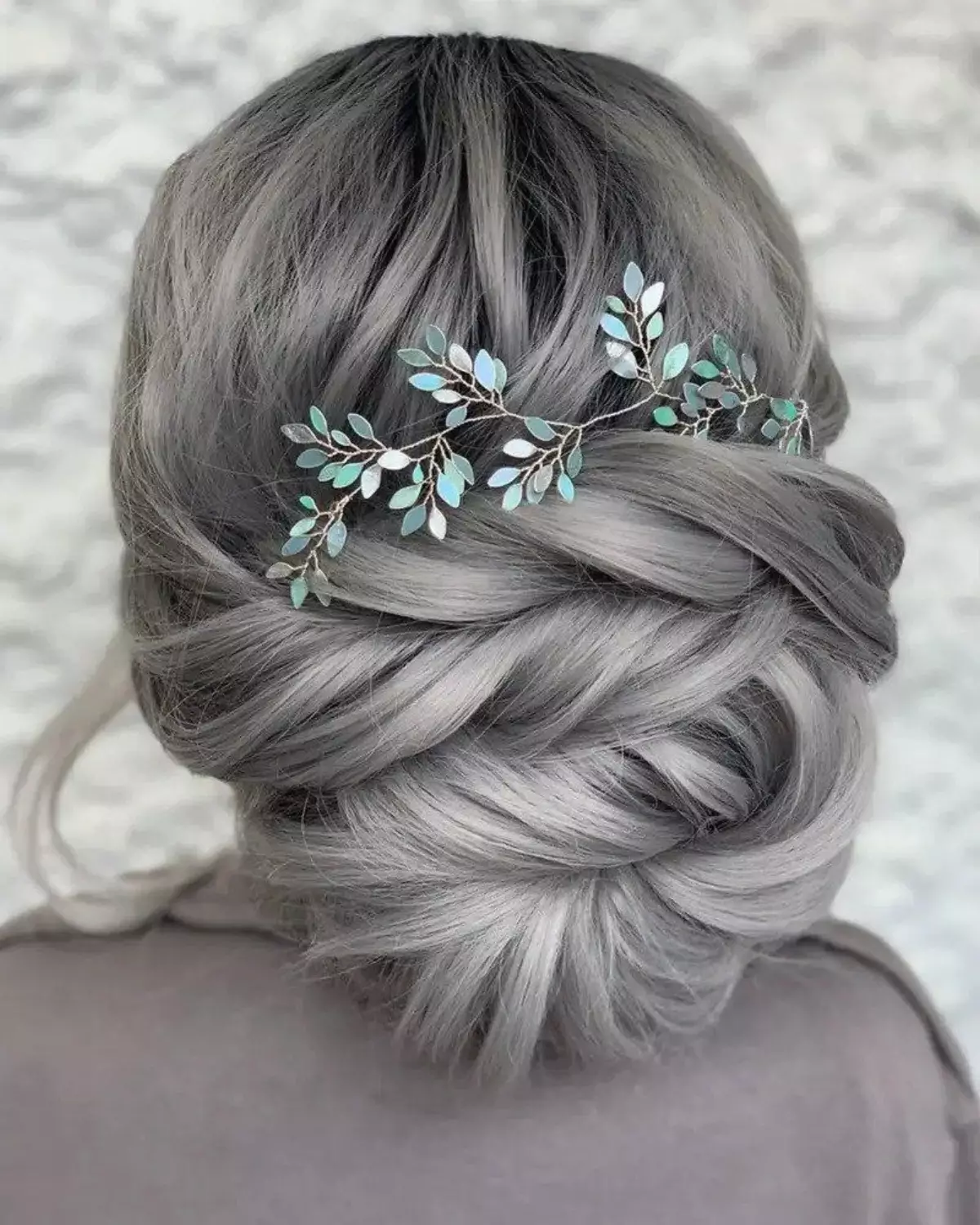 Rambut black grey cocok dikombinasikan dengan berbagai aksesoris