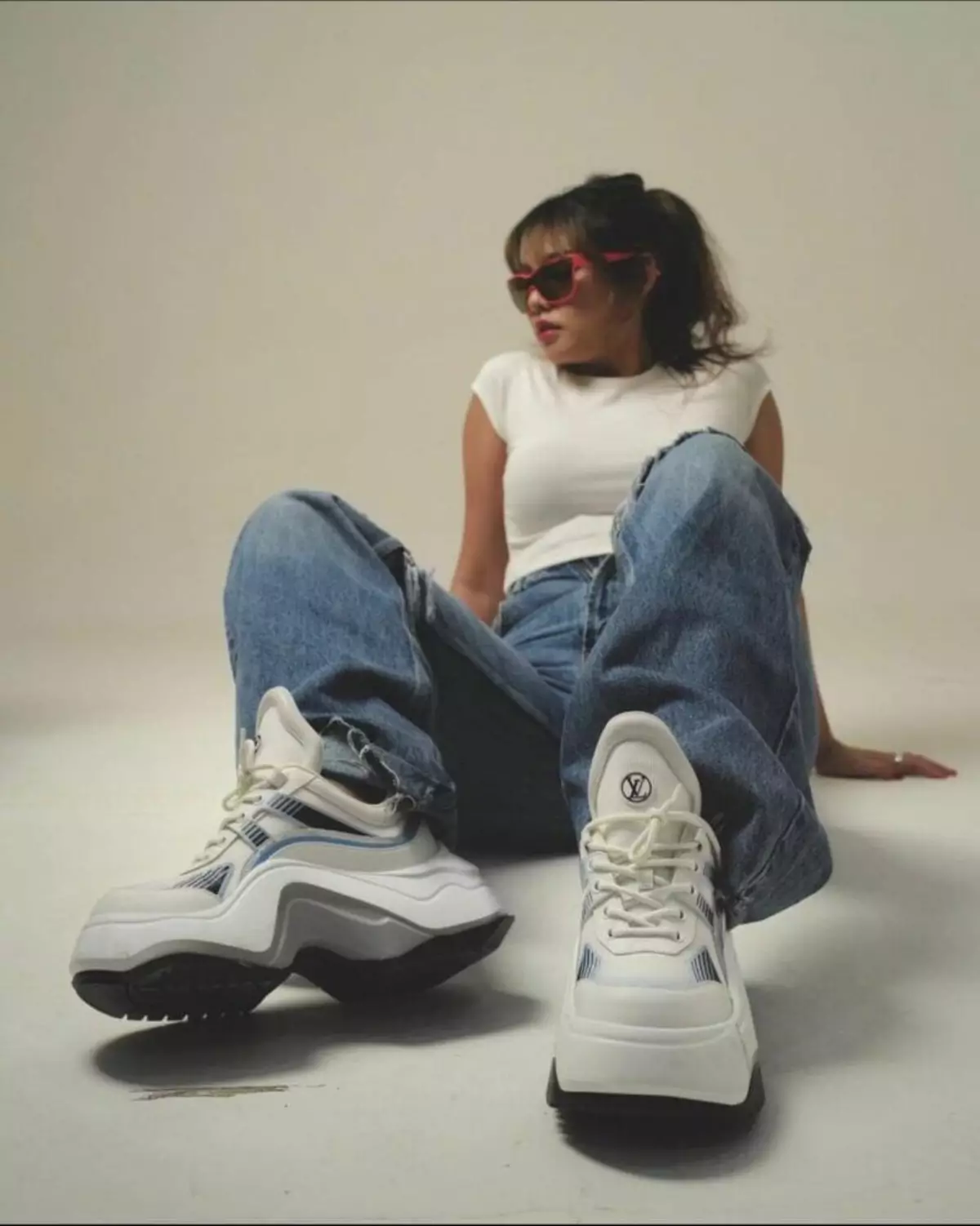 Sepatu Sneakers Bisa Melengkapi Gaya dengan Baggy Jeans Sepatu Sneakers Bisa Melengkapi Gaya dengan Baggy Jeans
