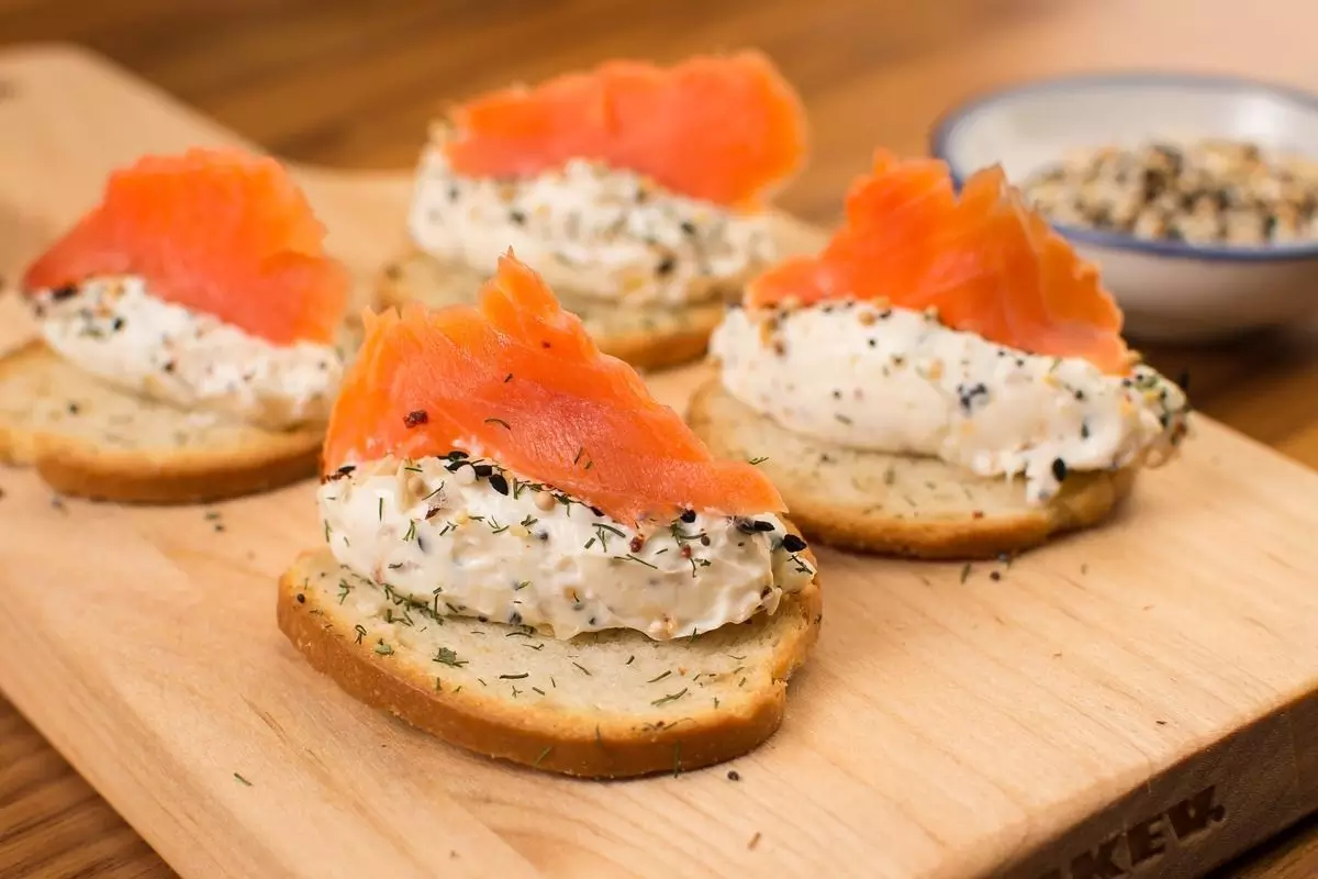 Bagel Keju dan Salmon Asap Bagel Keju dan Salmon Asap