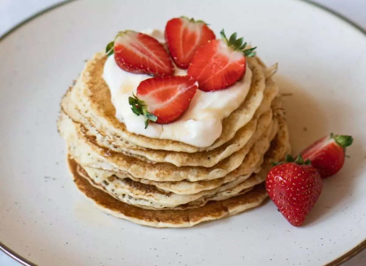 Pancake Keju Ricotta dengan Buah-buahan Pancake Keju Ricotta dengan Buah-buahan