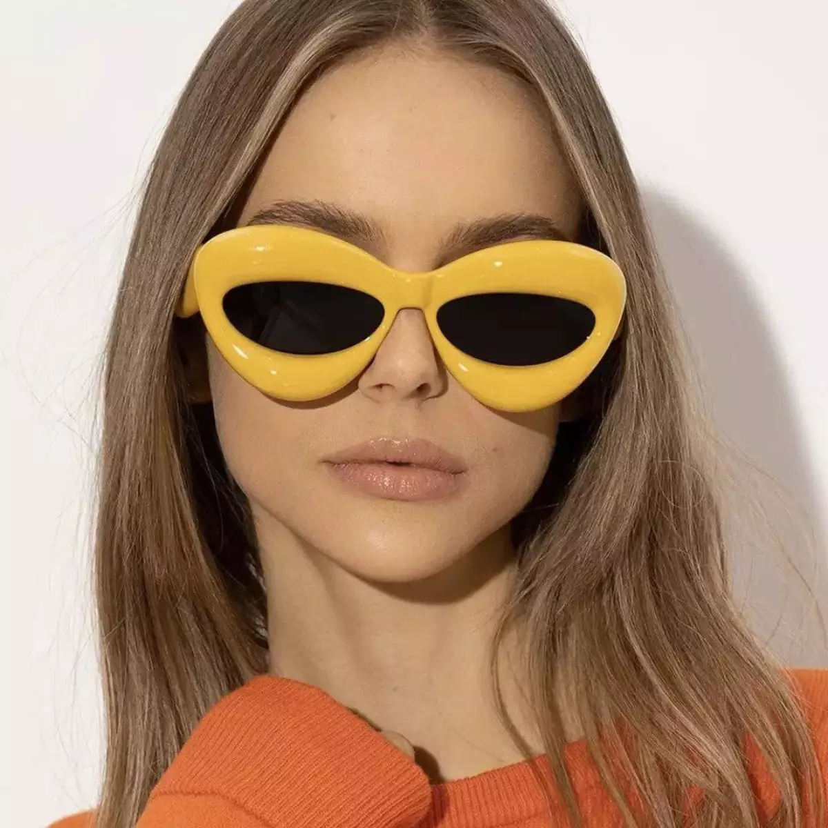 Kacamata cat-eye menambah trendi gaya Y2K