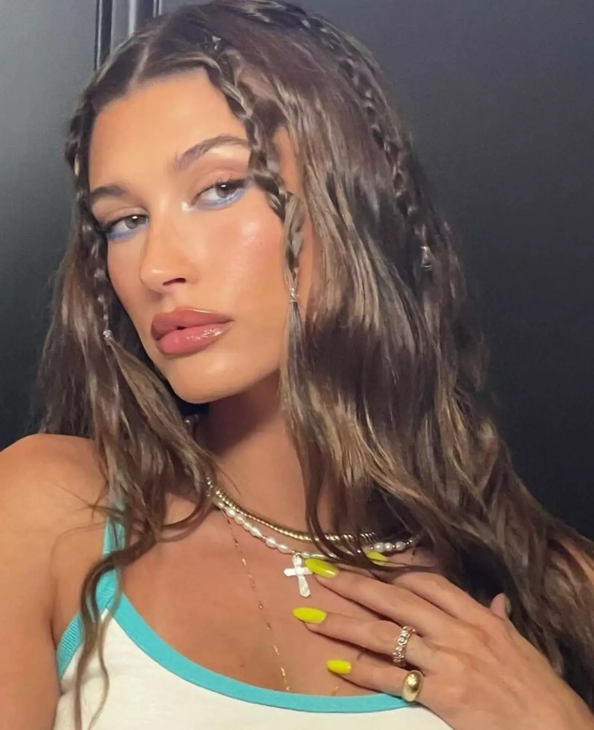 Maksimalkan gaya Y2K dengan rambut kepang