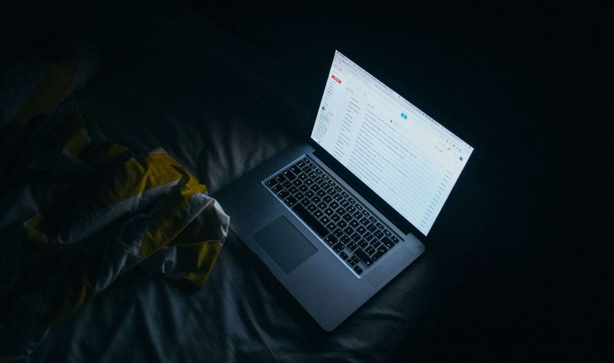 gunakan-laptop-tempat-datar